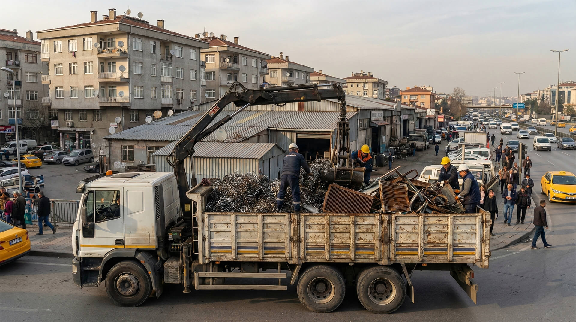 Küçükçekmece Sefaköy sanayi ve Halkalı konut bölgesinde hurda demir ve sanayi atığı alan Hurda Demir Bakır aracı.